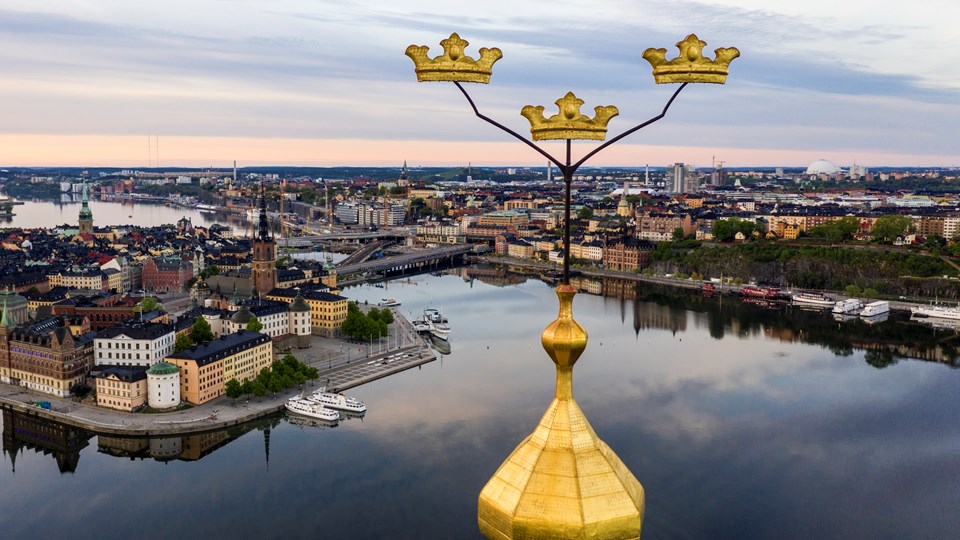 Vybild stockholm med stadshusets tre kronor i förgrunden