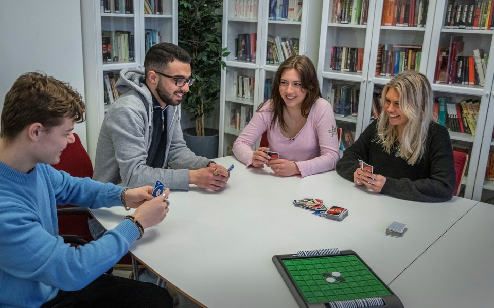 Ungdomar spelar kort 