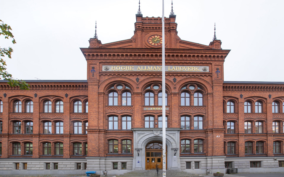 Norra Reals skolbyggnad och skolgård.