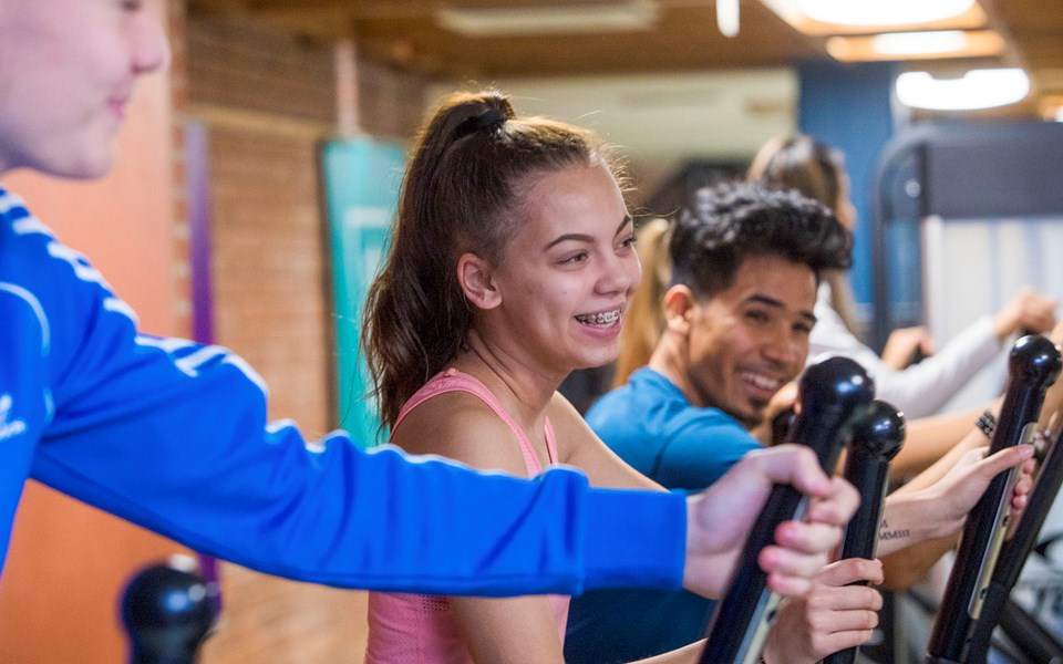 Ungdomar som tränar tillsammans i ett av stadens gym.