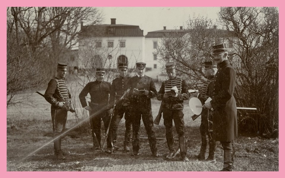 En samling militärer tidigt 1900-tal. Foto.