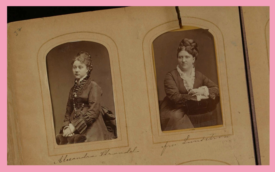 Foton på kvinnor i fotoalbum.