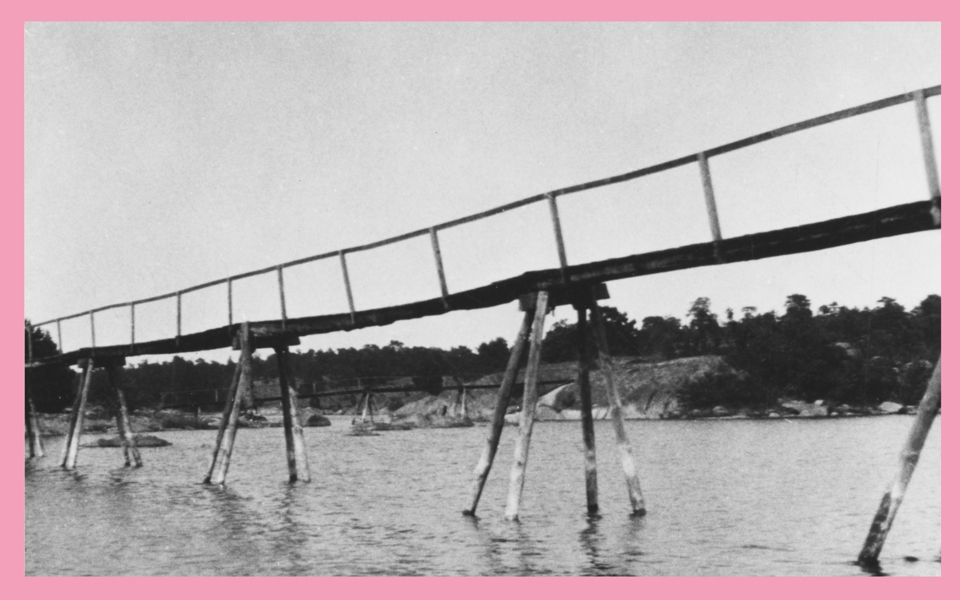 Smala broar i trä. Foto.