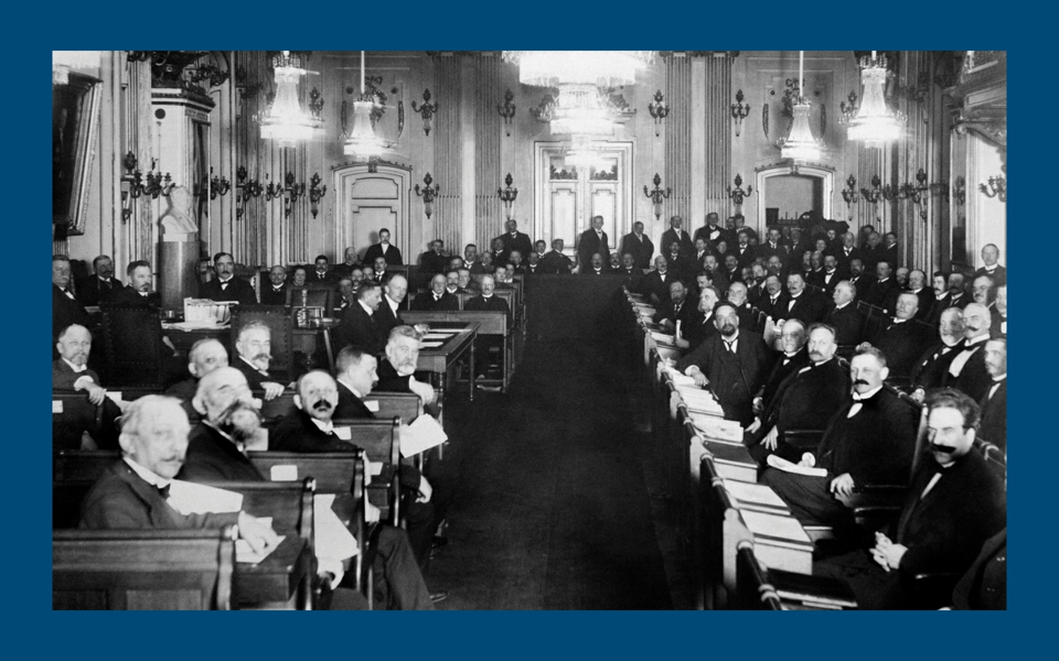 En samling herrar i ett sammanträdesrum 1922. Foto.