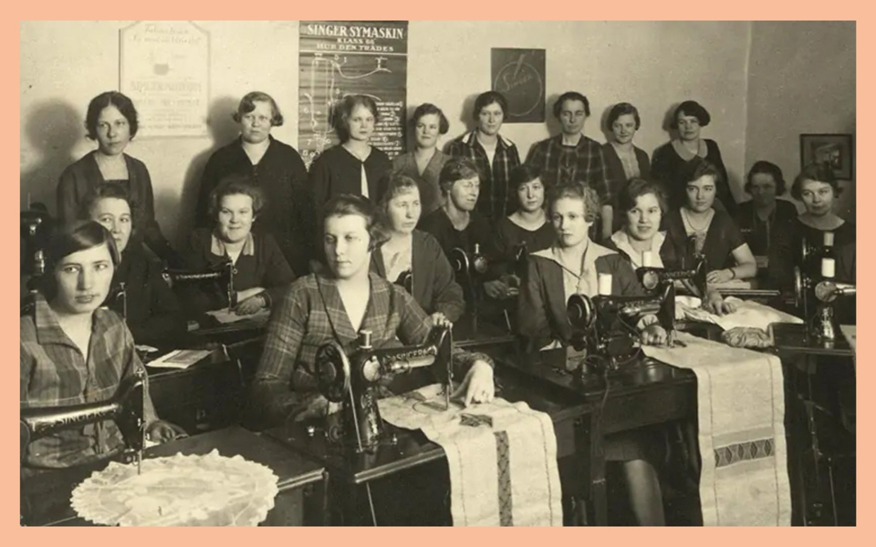 Kvinnor vid symaskiner. Foto.