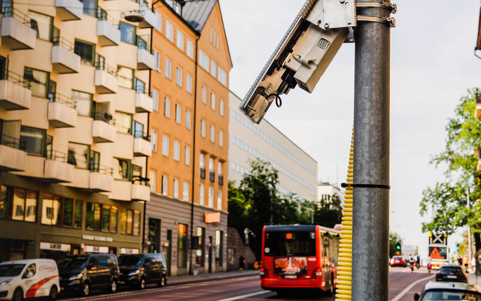 Sensor mäter trafik på gata i Hornstull.