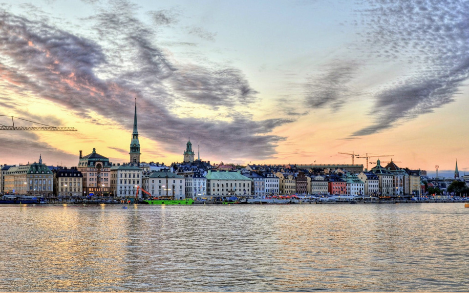 Vy över Stockholm vid vattnet.