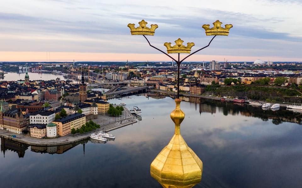 Vybild stockholm med stadshusets tre kronor i förgrunden