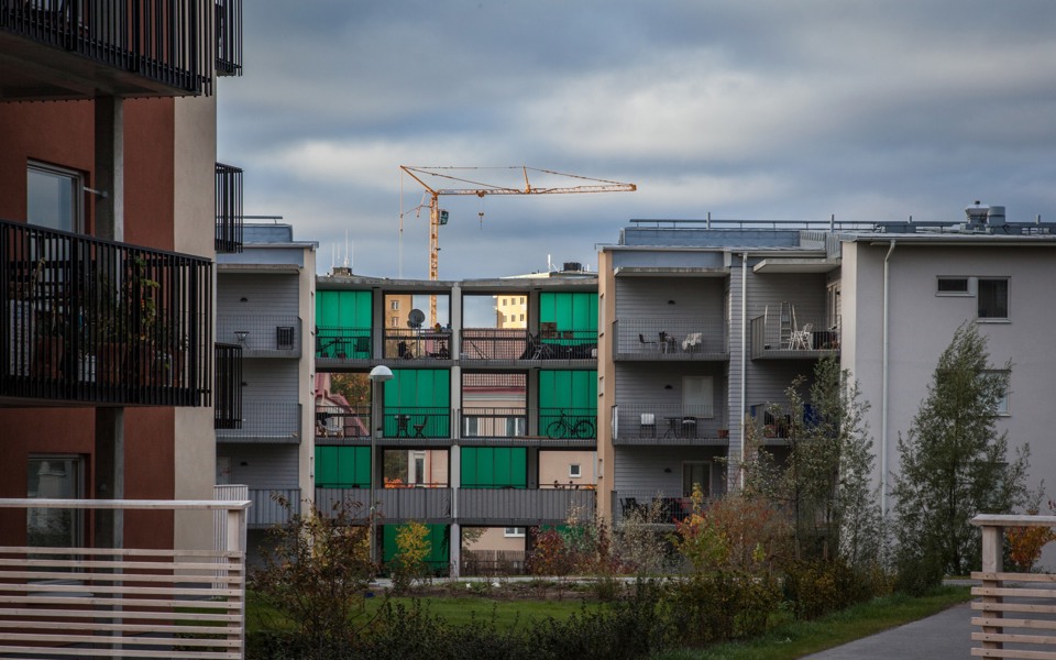 Bild på byggarbetare högt upp i ett bygge