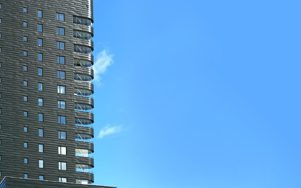 Högt svart hus på Liljeholmens kaj.