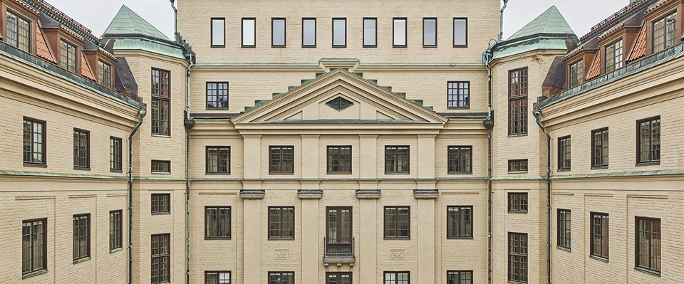 Länsstyrelsens gamla lokaler på Kungsholmen har omvandlats till en skola. Bild på fasaden mot innergården.
