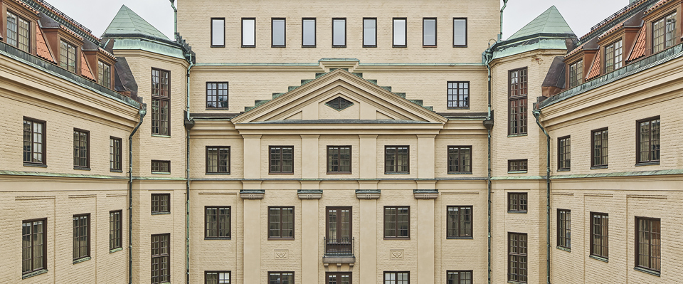 Länsstyrelsens gamla lokaler på Kungsholmen har omvandlats till en skola. Bild på fasaden mot innergården.