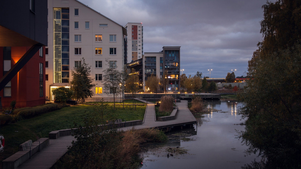 Del av Bromma, hus vid promenadstråk intill vattnet.